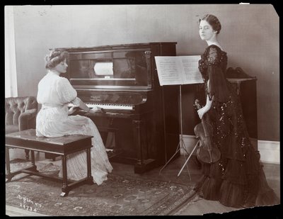 Mujeres tocando un piano mecánico y un violín, Nueva York, 1907 de Byron Company